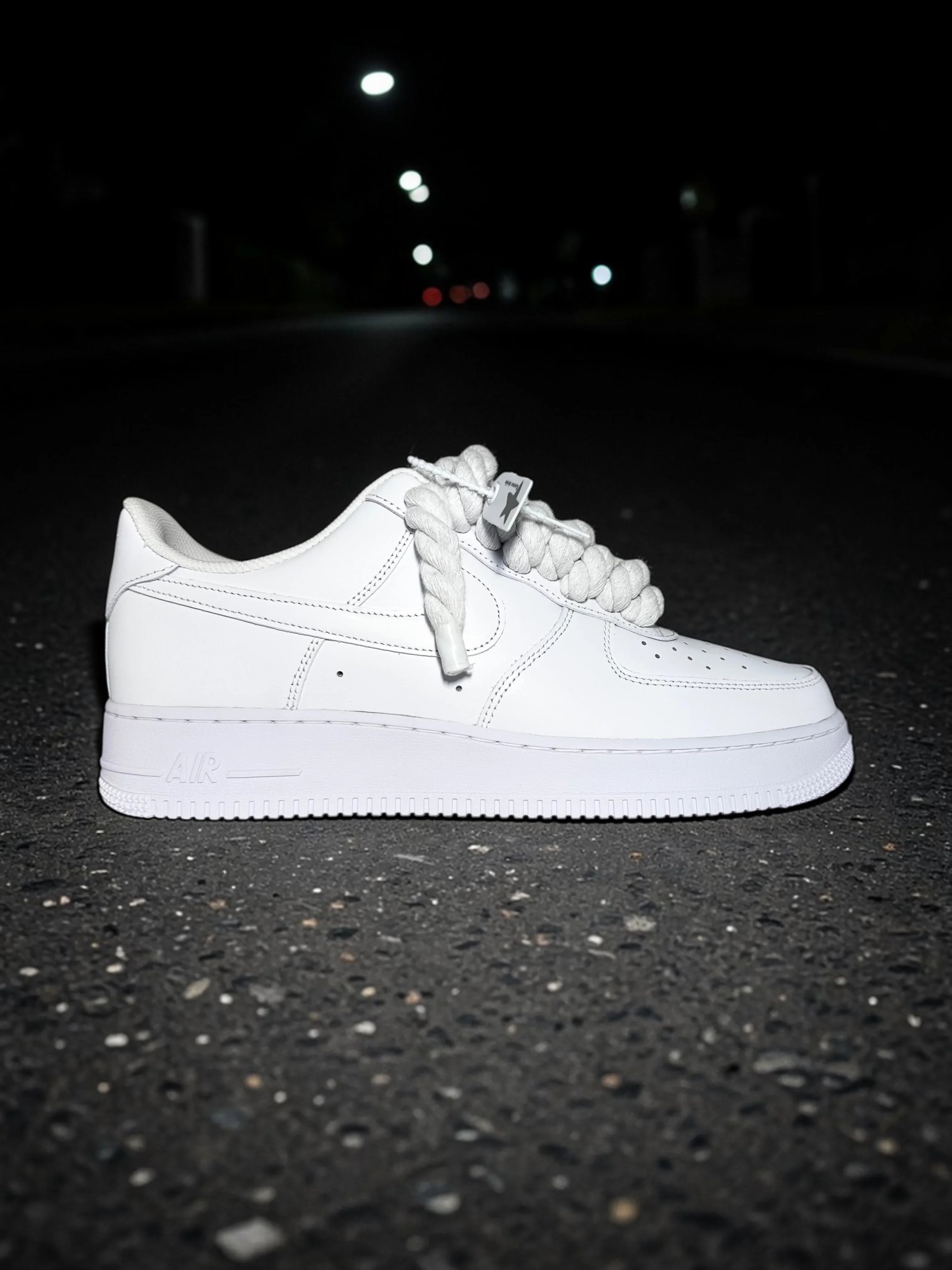 Nike air force 1 rope laces bíé na tmavé ulici