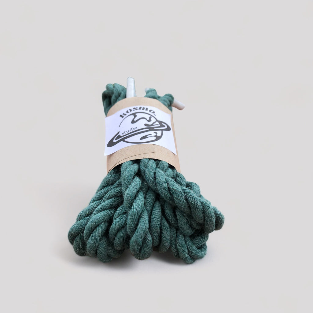 Rope laces thin dark green detail