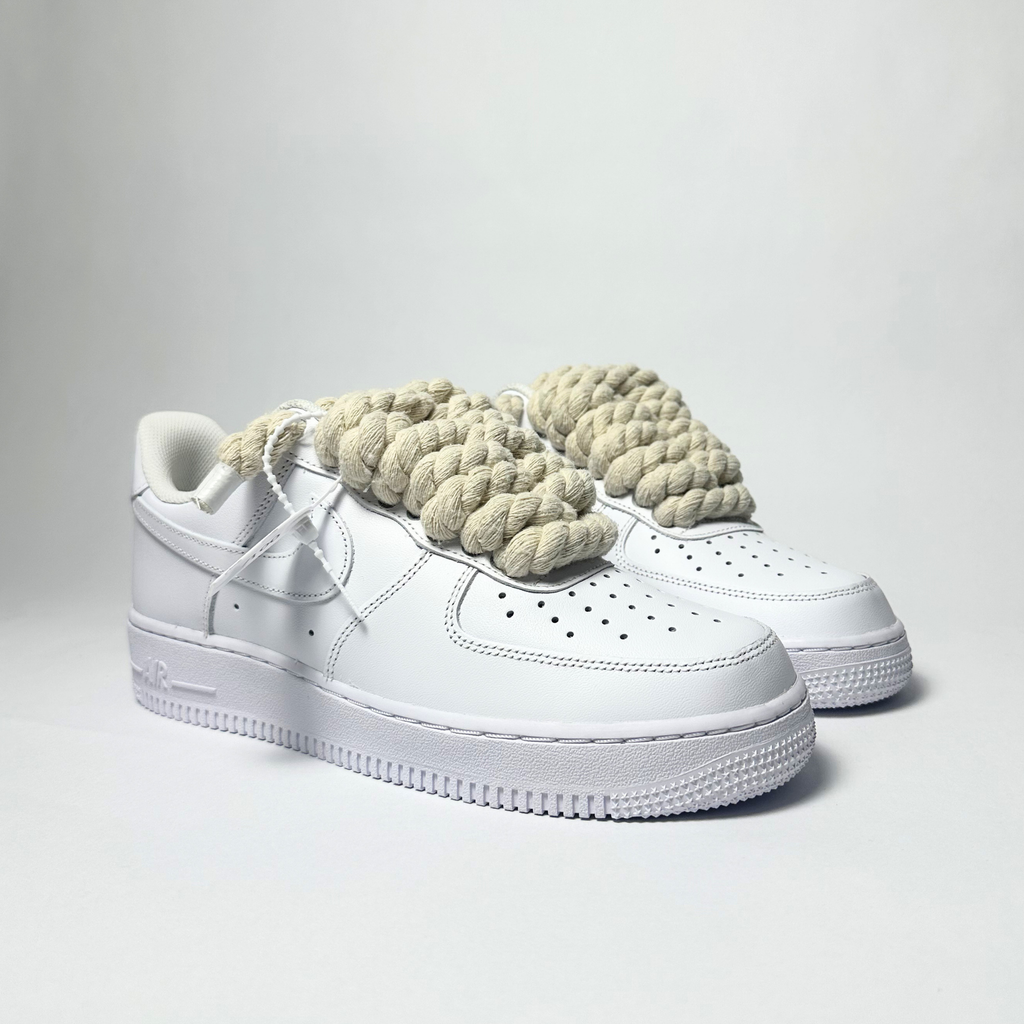Nike Air Force 1 bílé Custom béžové tlusté rope laces – pohled ze strany