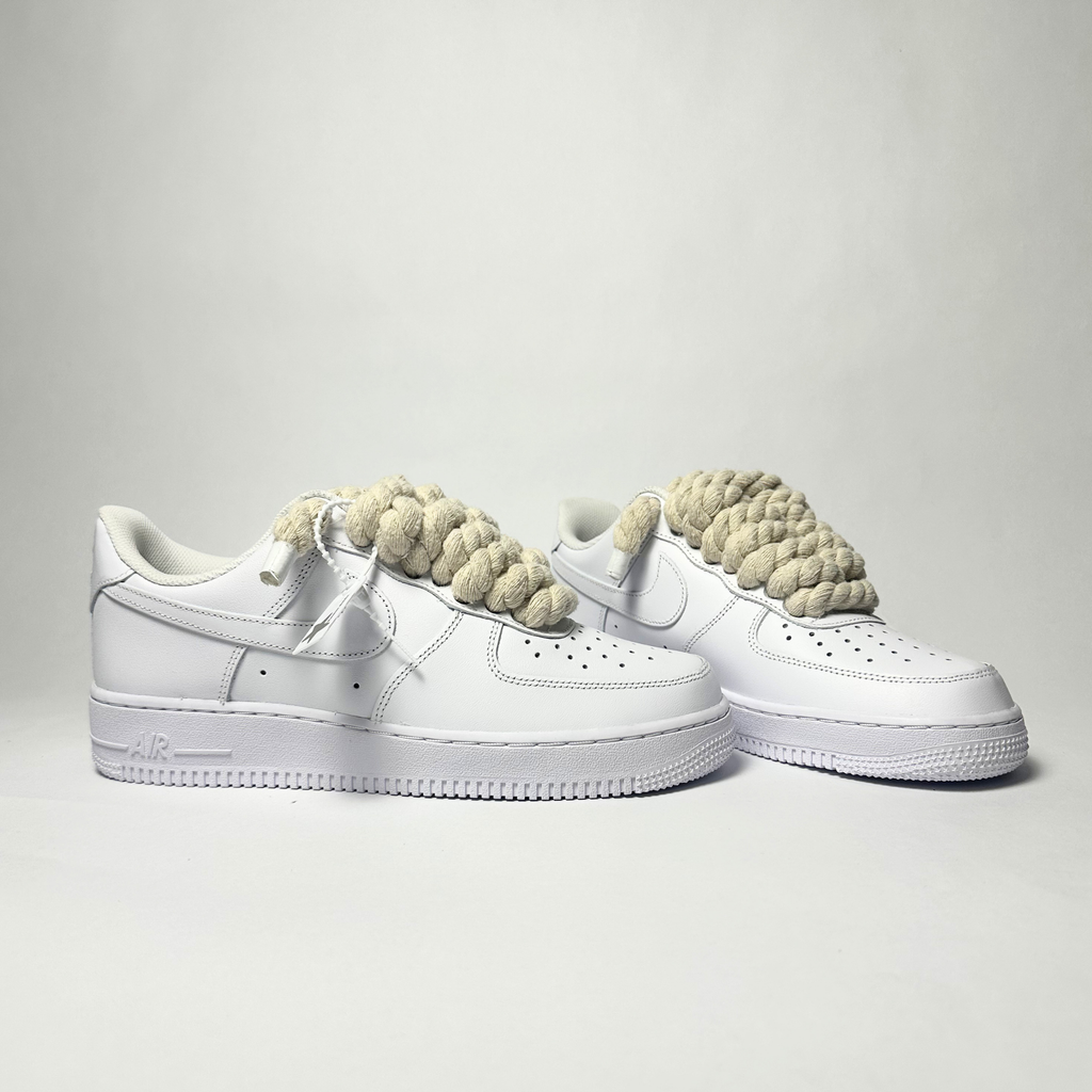 Nike Air Force 1 bílé Custom béžové tlusté rope laces – pohled zezadu