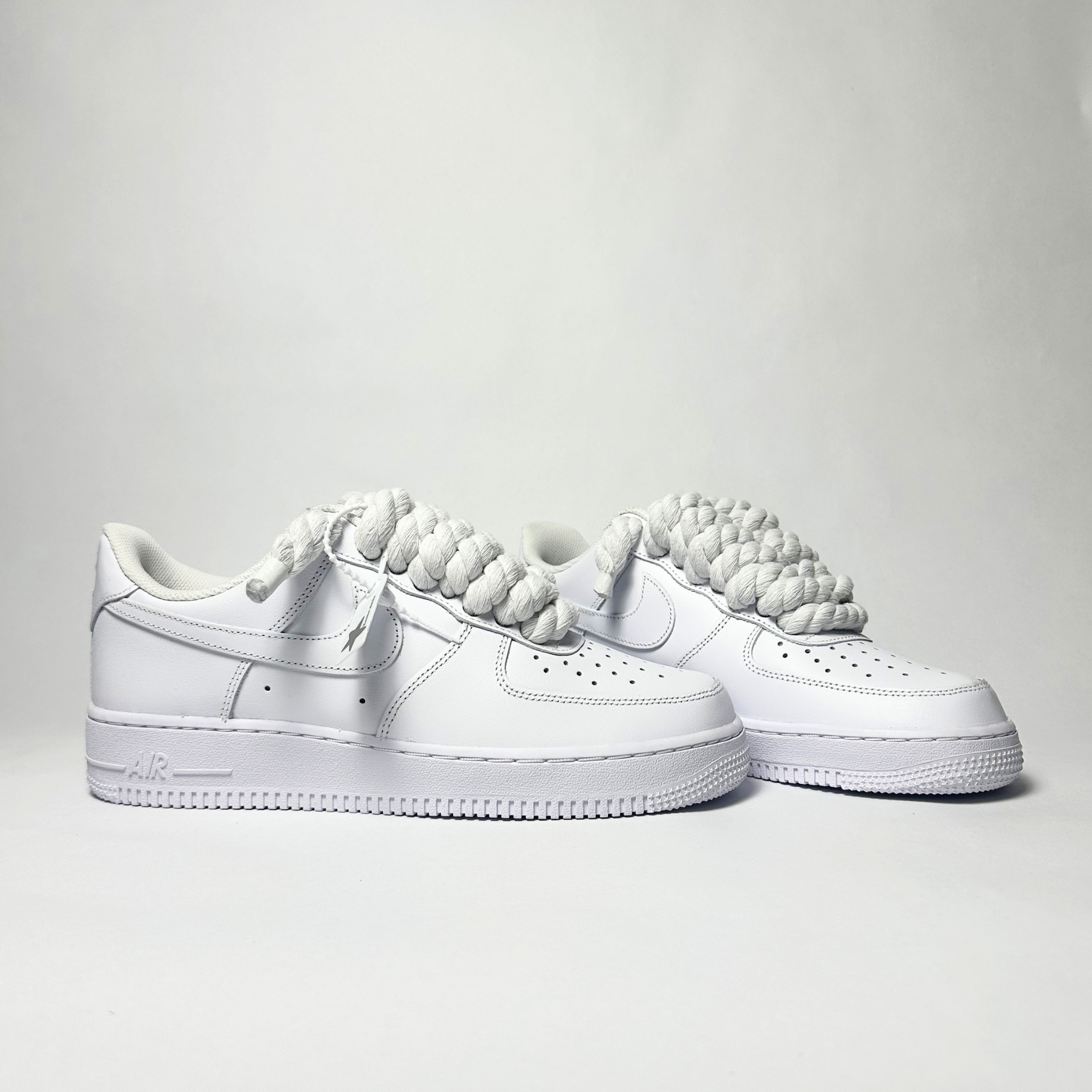 Nike Air Force 1 bílé Custom bílé tlusté rope laces – pohled zezadu