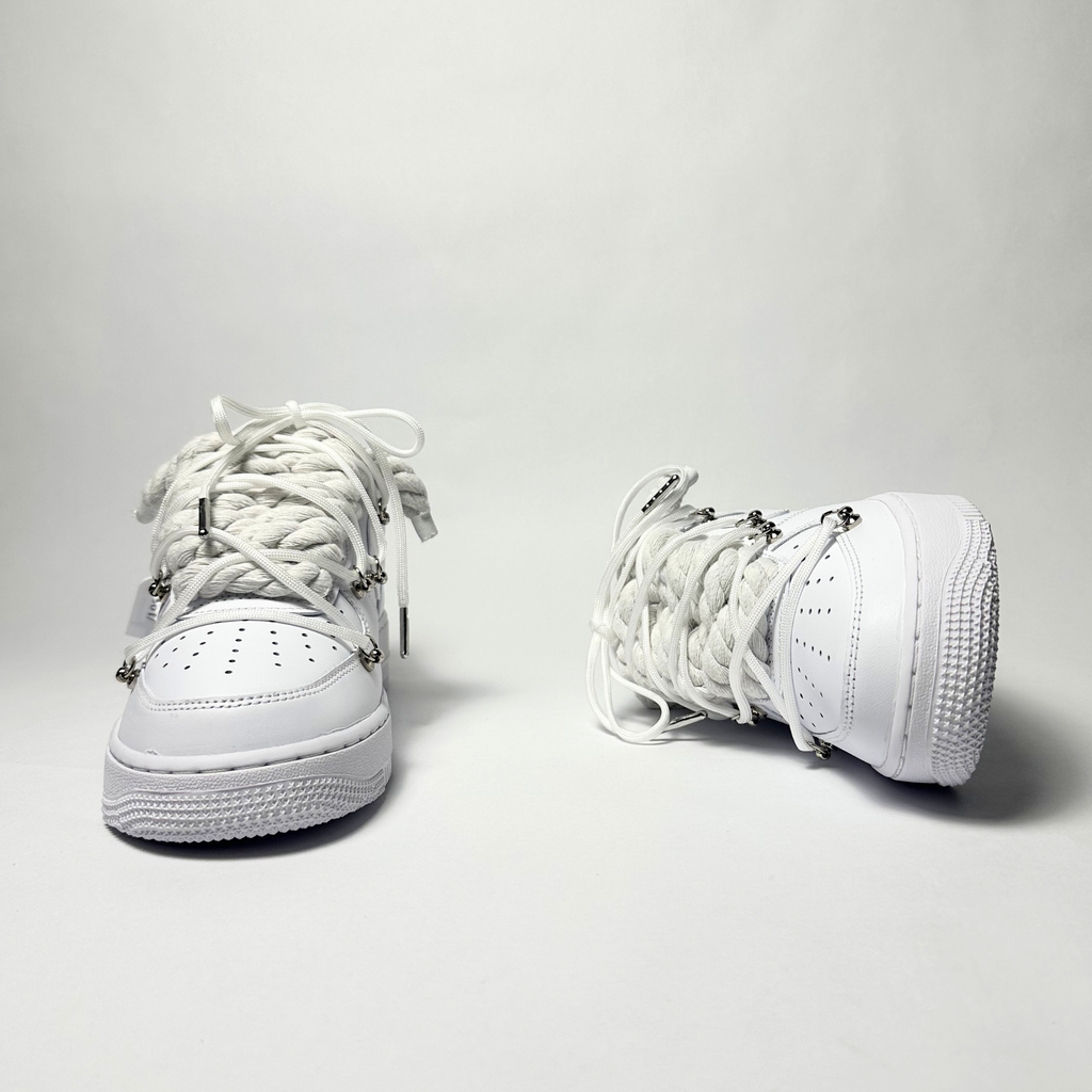 Nike Air Force 1 Custom bílé rope laces s bílými Over laces – pohled zepředu