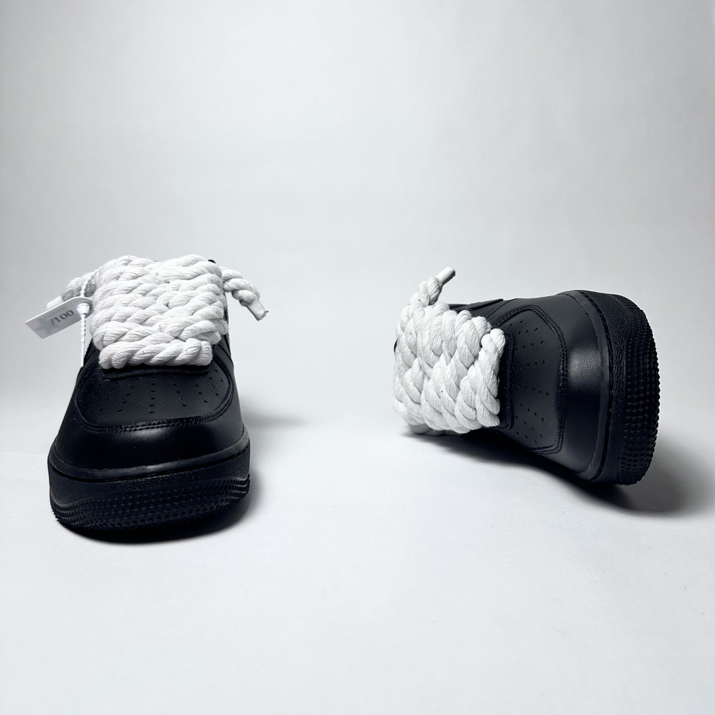 Nike Air Force 1 černé Custom bílé tlusté rope laces – pohled zepředu