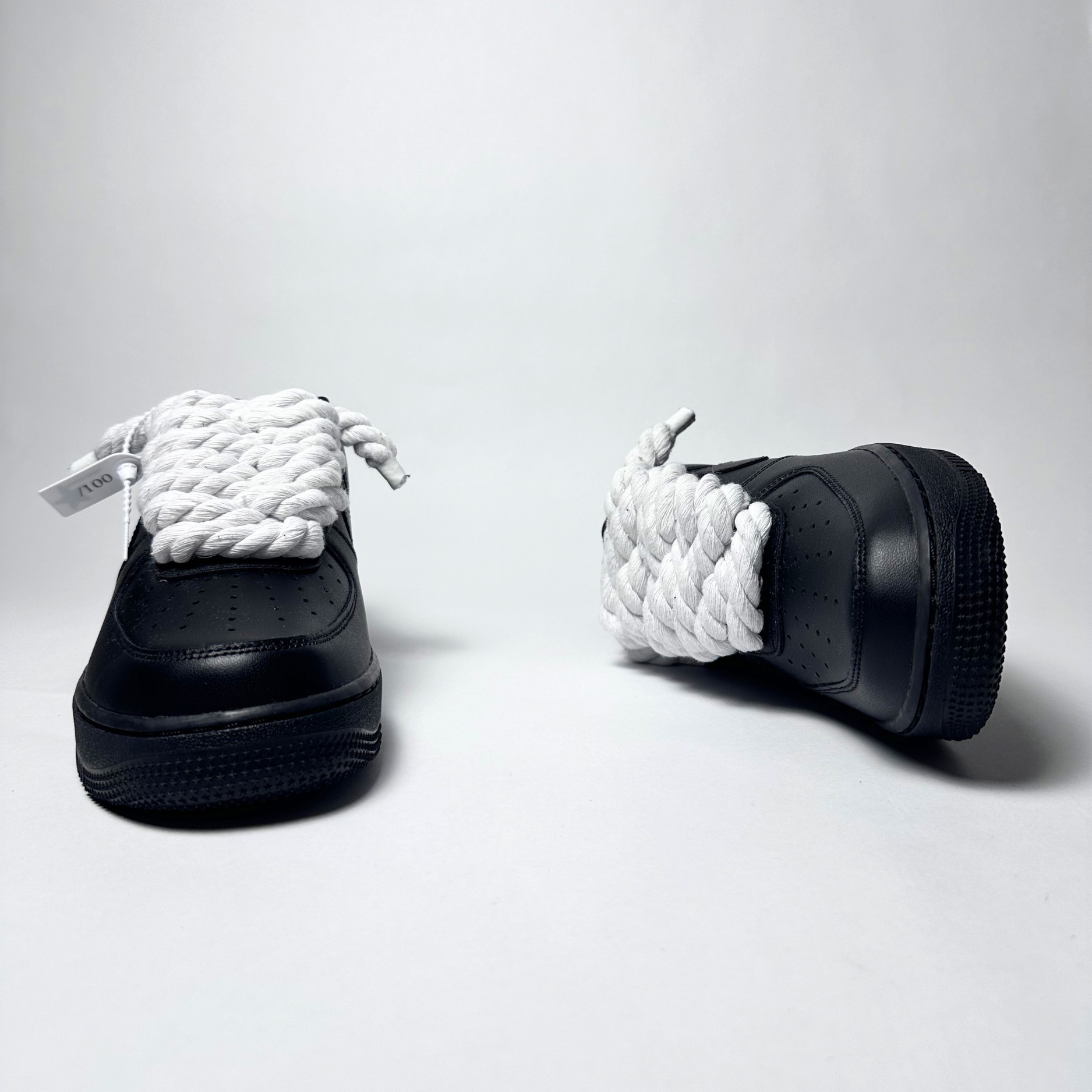 Nike Air Force 1 černé Custom bílé tlusté rope laces – pohled zepředu