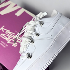 Nike Air Force 1 Custom bílé rope laces s bílými Over laces – pohled na patu