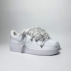 Nike Air Force 1 Custom bílé rope laces s bílými Over laces – pohled ze strany