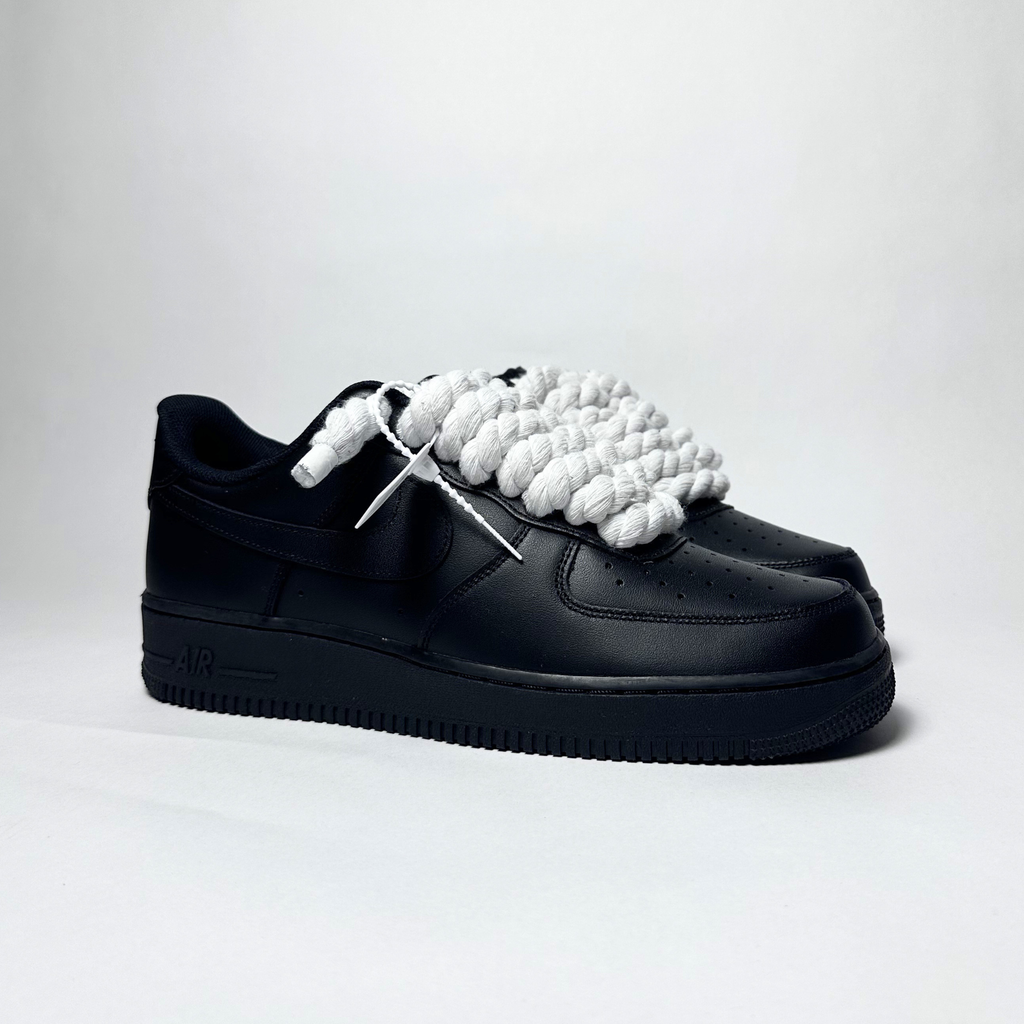 Nike Air Force 1 černé Custom bílé tlusté rope laces – pohled ze strany