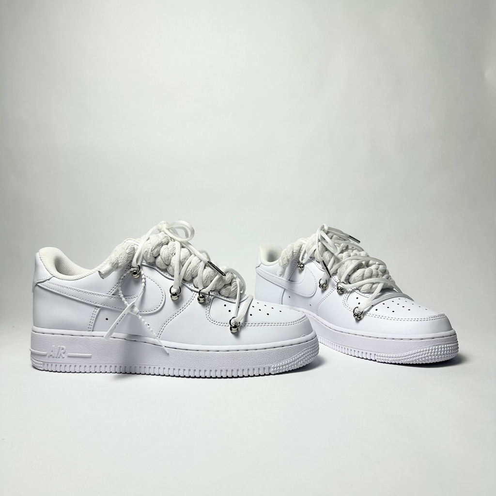 Nike Air Force 1 Custom bílé rope laces s bílými Over laces – pohled zezadu