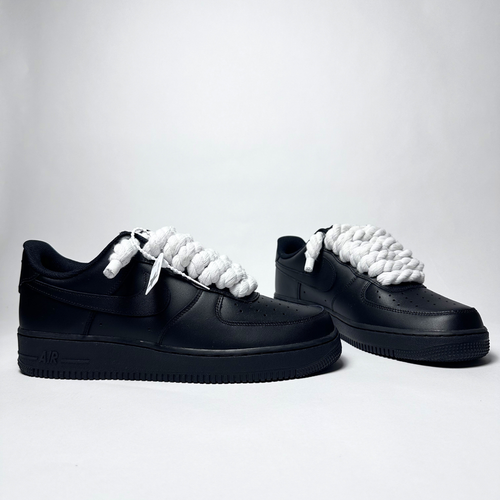 Nike Air Force 1 černé Custom bílé tlusté rope laces – pohled zezadu