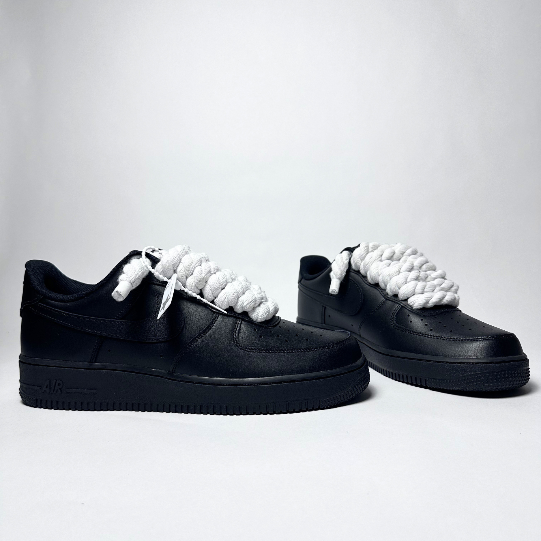 Nike Air Force 1 černé Custom bílé tlusté rope laces – pohled zezadu