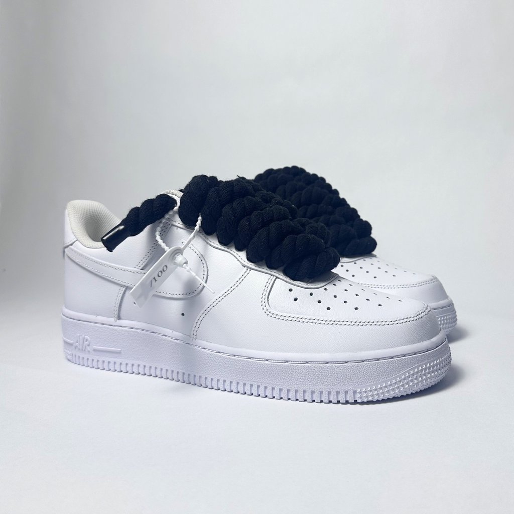Nike Air Force 1 bílé Custom černé tlusté rope laces – pohled ze strany