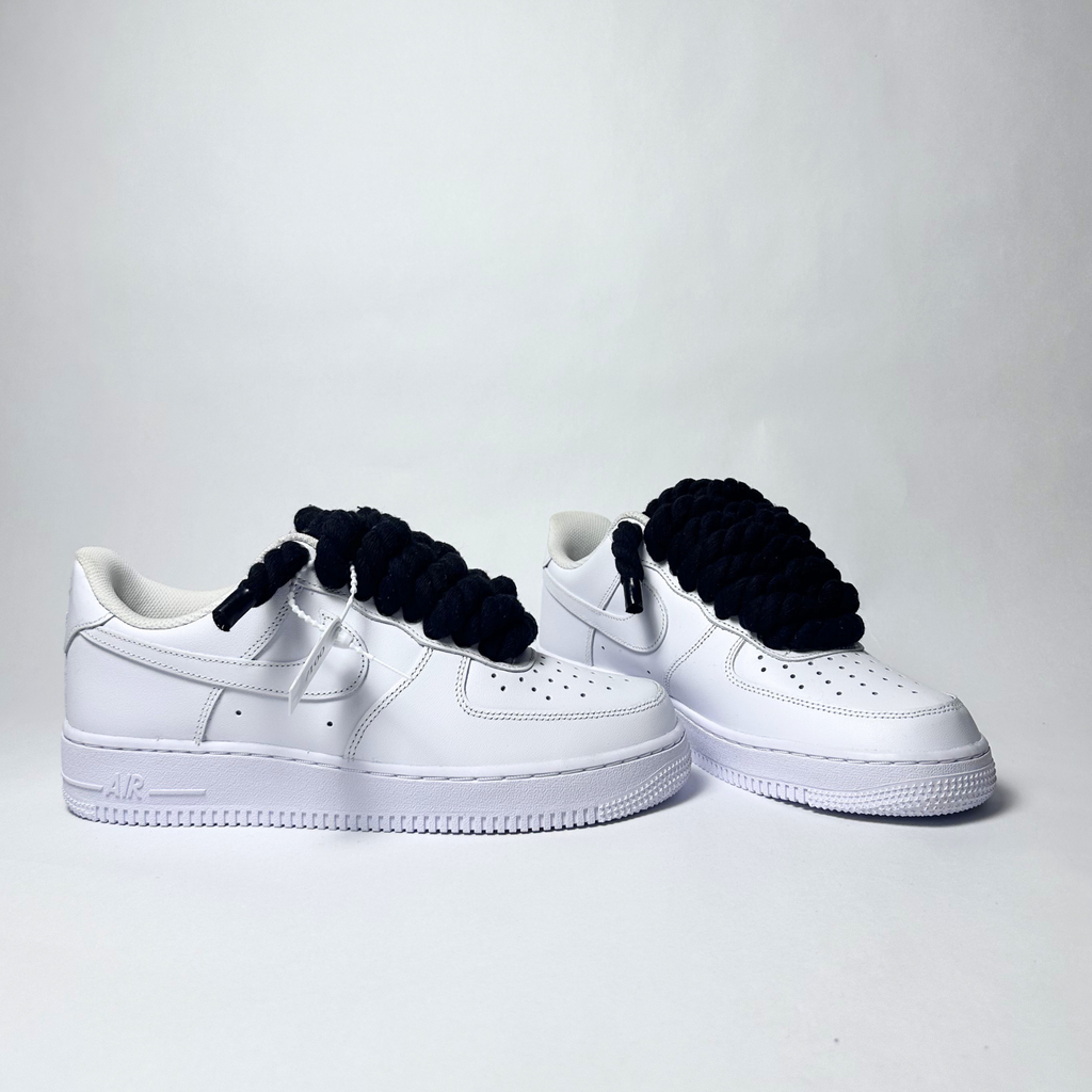 Nike Air Force 1 bílé Custom černé tlusté rope laces – pohled zezadu