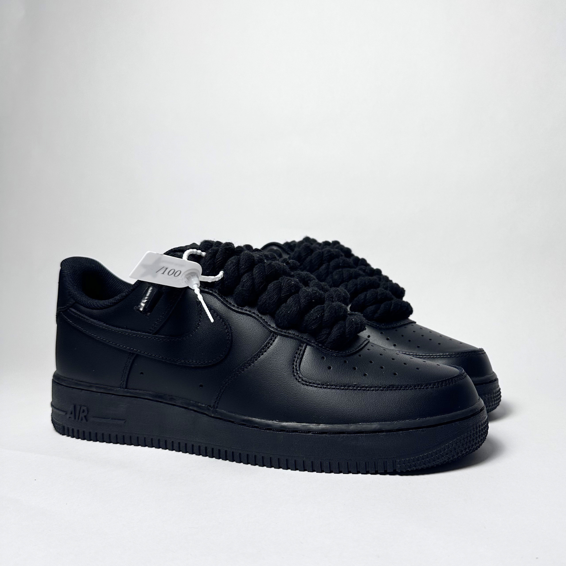 Nike Air Force 1 černé Custom černé tlusté rope laces – pohled ze strany