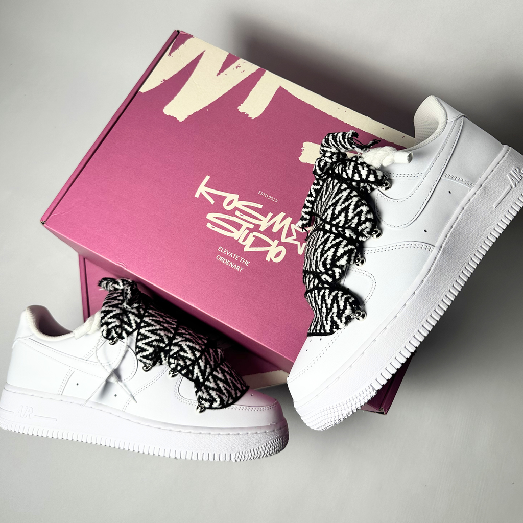Nike Air Force 1 Custom bíle rope laces se zebrovanými Over laces – detail šněrování