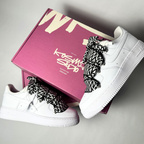 Nike Air Force 1 Custom bíle rope laces se zebrovanými Over laces – detail šněrování