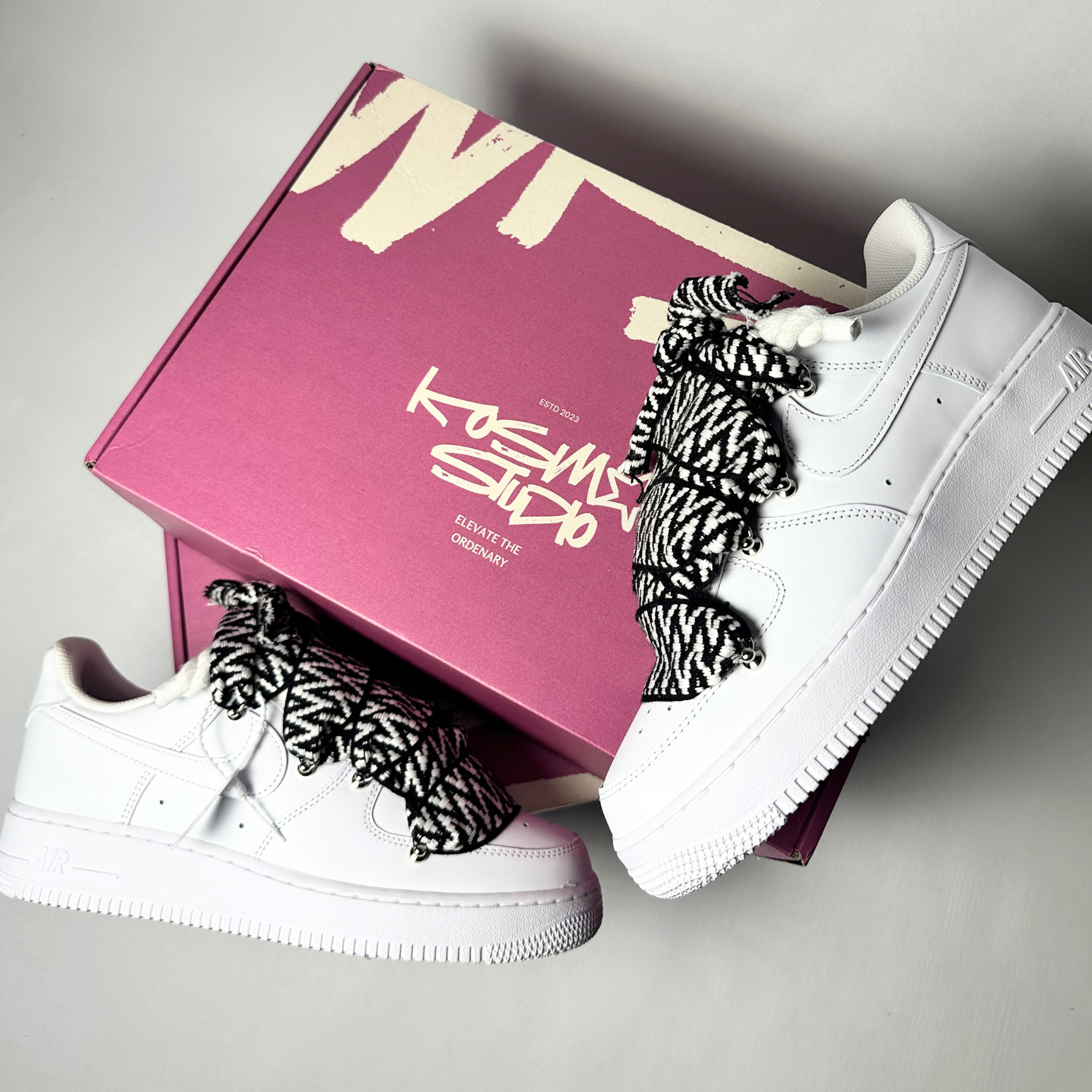 Nike Air Force 1 Custom bíle rope laces se zebrovanými Over laces – detail šněrování