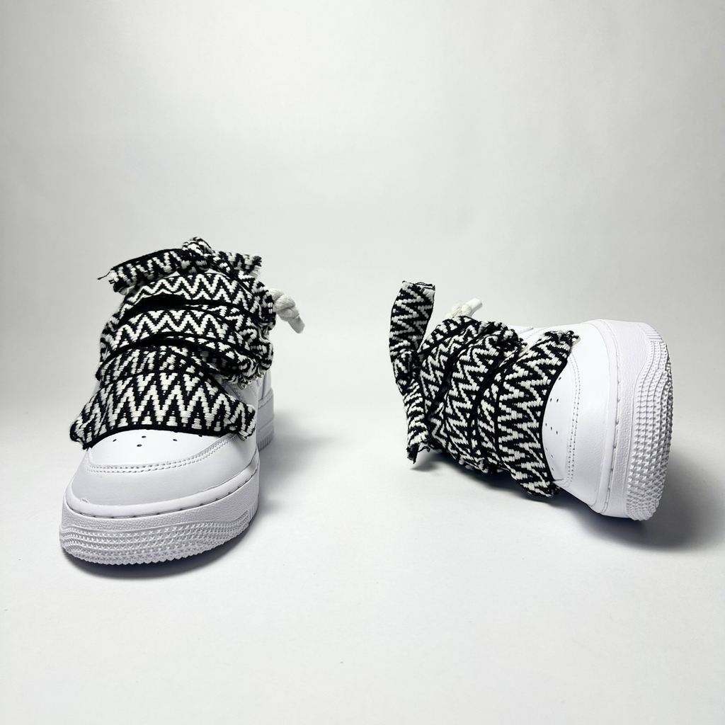 Nike Air Force 1 Custom bíle rope laces se zebrovanými Over laces – pohled zepředu