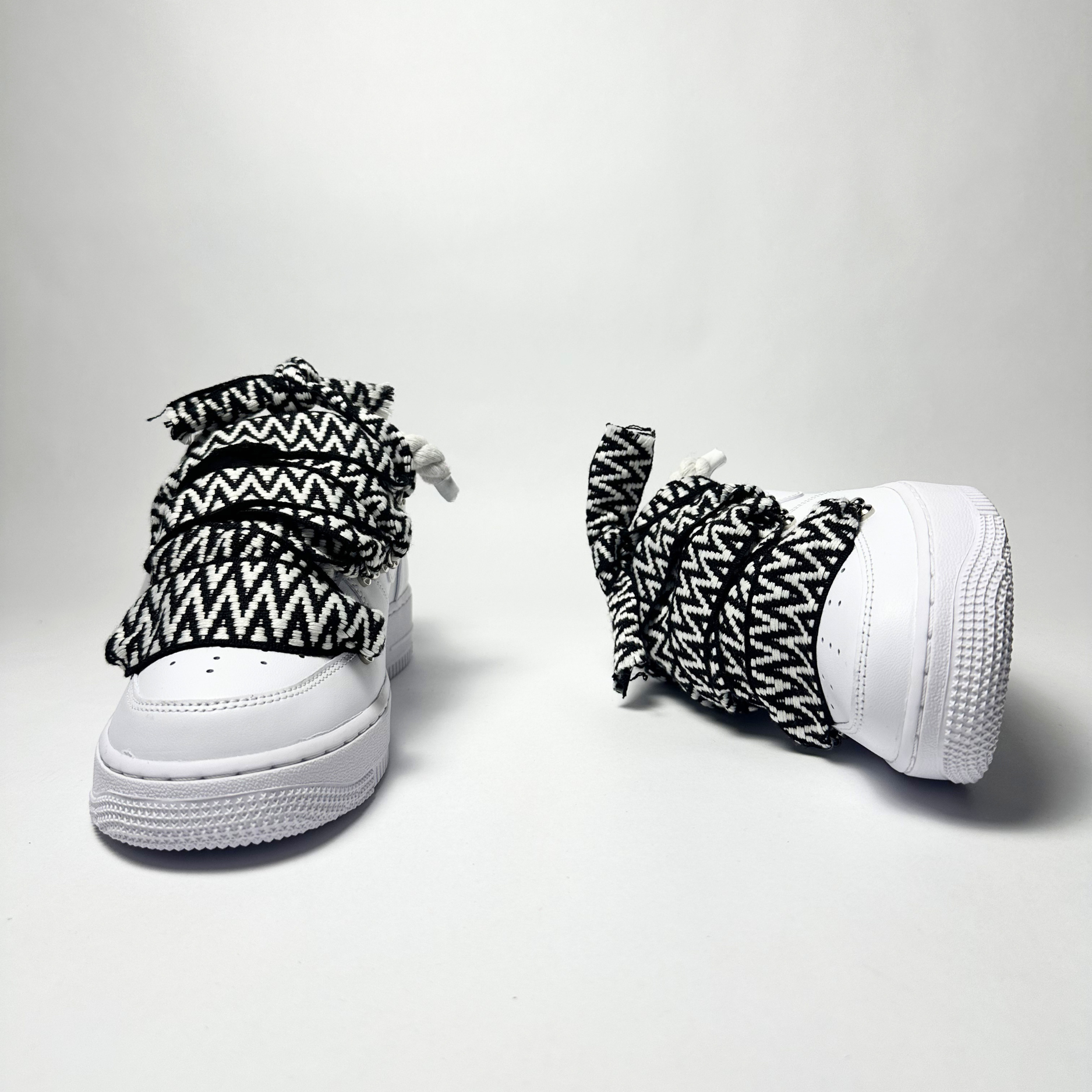 Nike Air Force 1 Custom bíle rope laces se zebrovanými Over laces – pohled zepředu