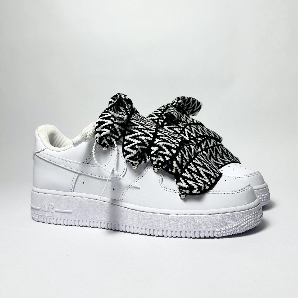 Nike Air Force 1 Custom bíle rope laces se zebrovanými Over laces – pohled ze strany