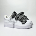 Nike Air Force 1 Custom bíle rope laces se zebrovanými Over laces – pohled ze strany