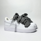 Nike Air Force 1 Custom bíle rope laces se zebrovanými Over laces – pohled ze strany