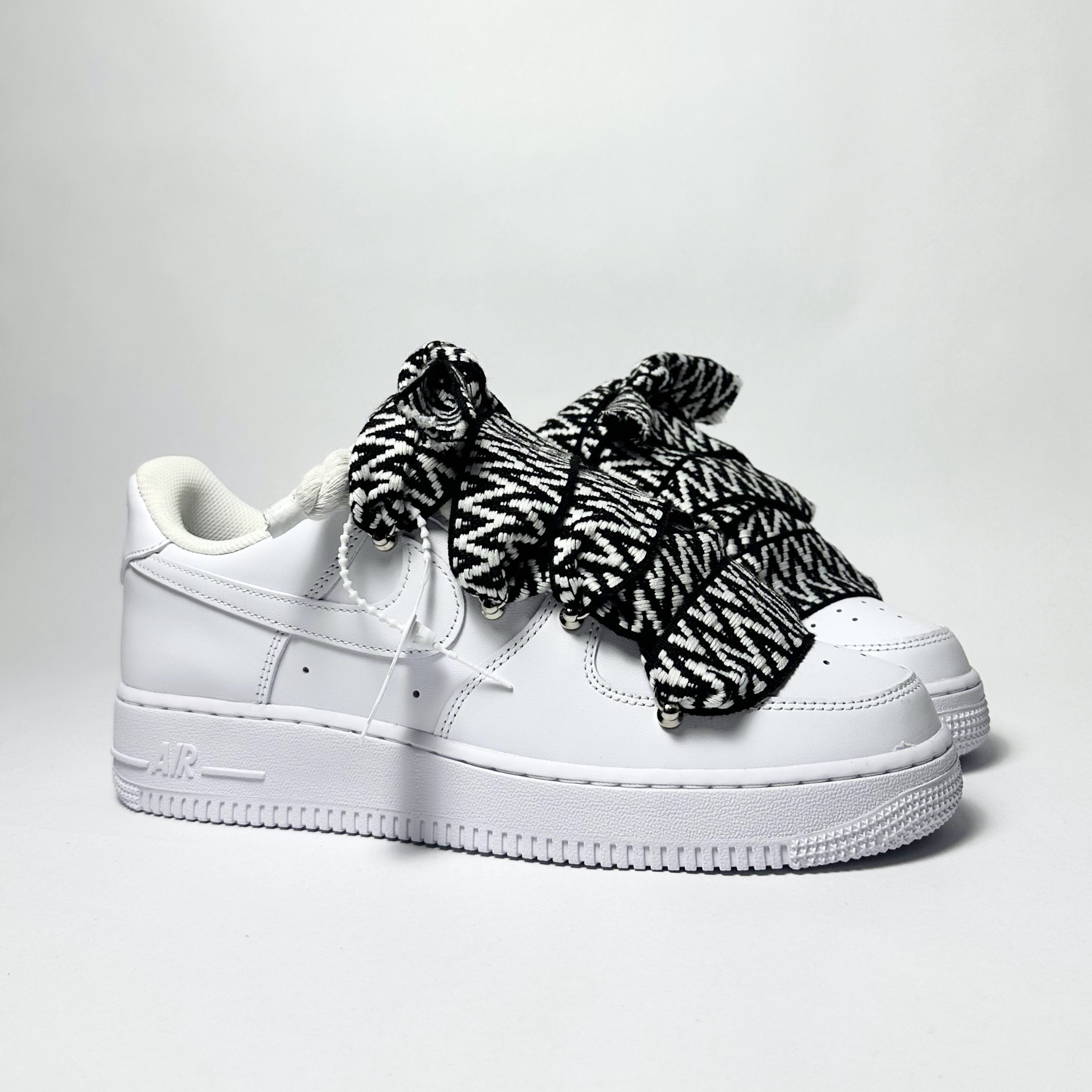Nike Air Force 1 Custom bíle rope laces se zebrovanými Over laces – pohled ze strany