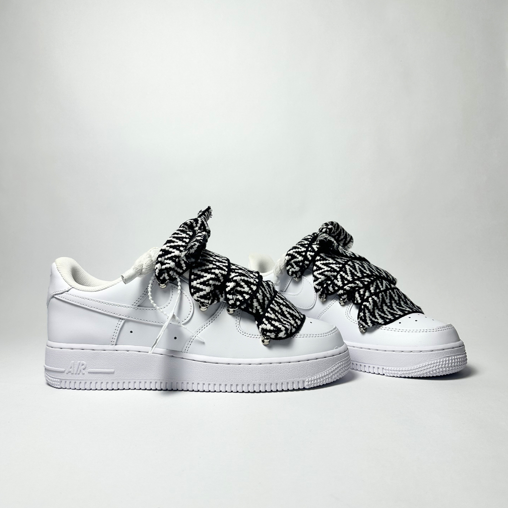 Nike Air Force 1 Custom bíle rope laces se zebrovanými Over laces – pohled zezadu