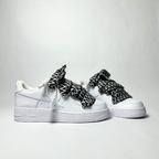 Nike Air Force 1 Custom bíle rope laces se zebrovanými Over laces – pohled zezadu