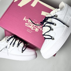 Nike Air Force 1 Custom bíle rope laces s tmavě modrými Over laces – detail šněrování