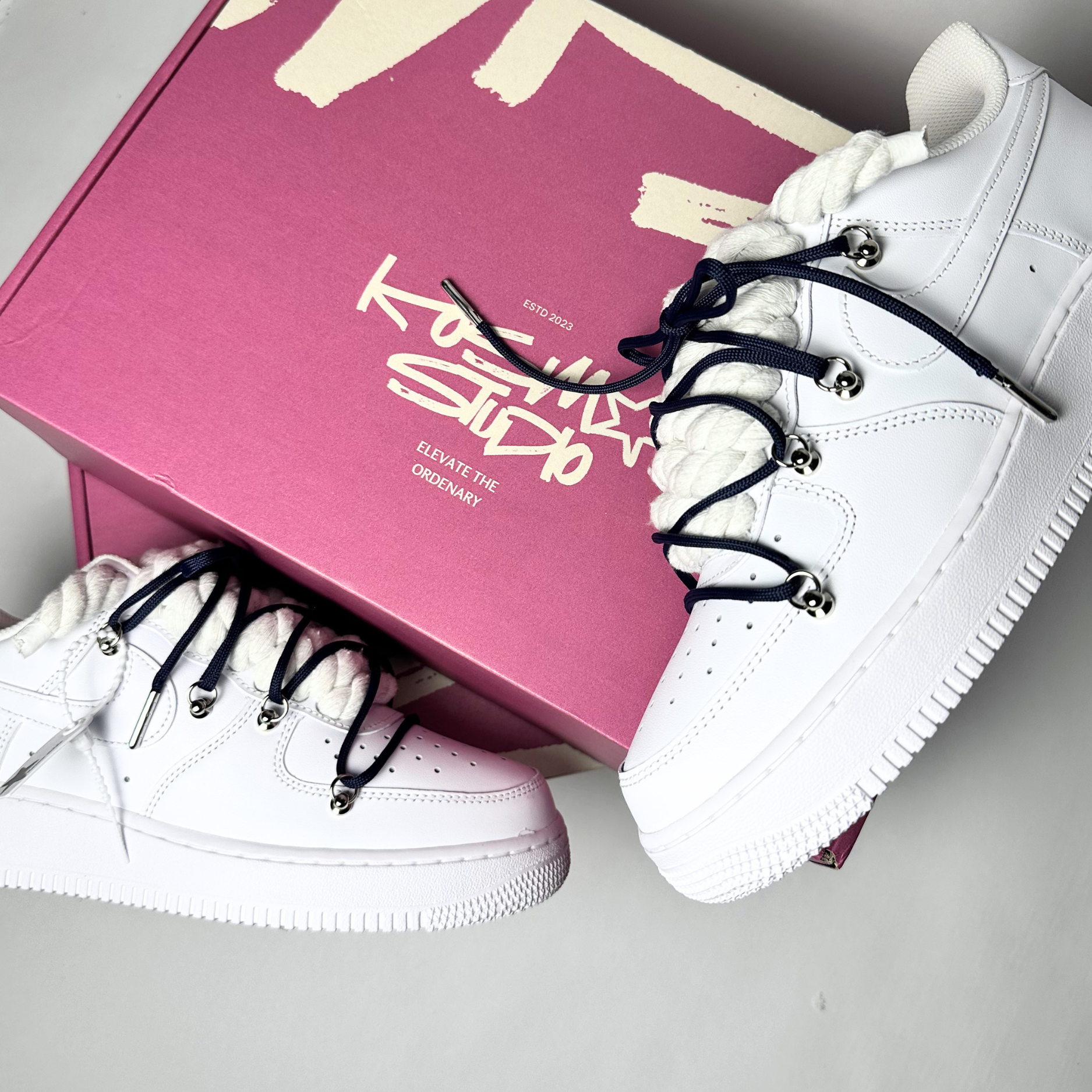 Nike Air Force 1 Custom bíle rope laces s tmavě modrými Over laces – detail šněrování