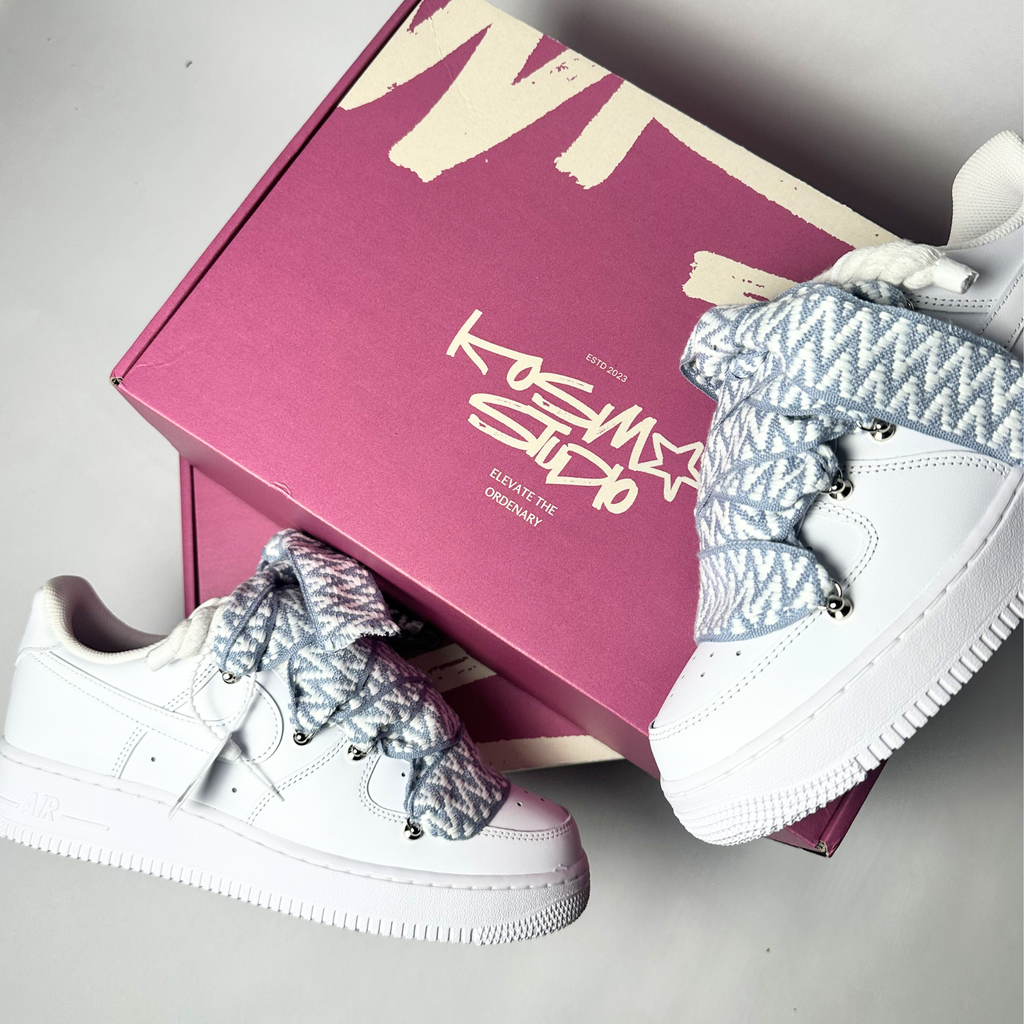 Nike Air Force 1 Custom bíle rope laces s světle modrými Over laces – detail šněrování