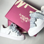 Nike Air Force 1 Custom bíle rope laces s světle modrými Over laces – detail šněrování