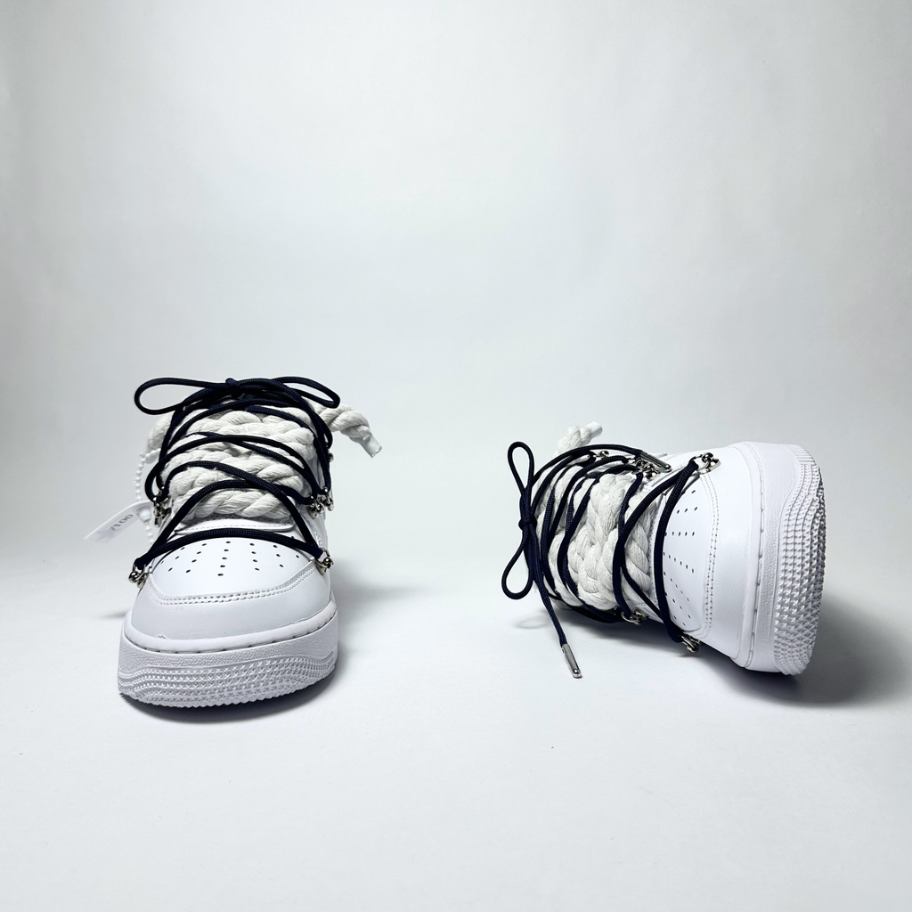 Nike Air Force 1 Custom bíle rope laces s tmavě modrými Over laces – pohled zepředu