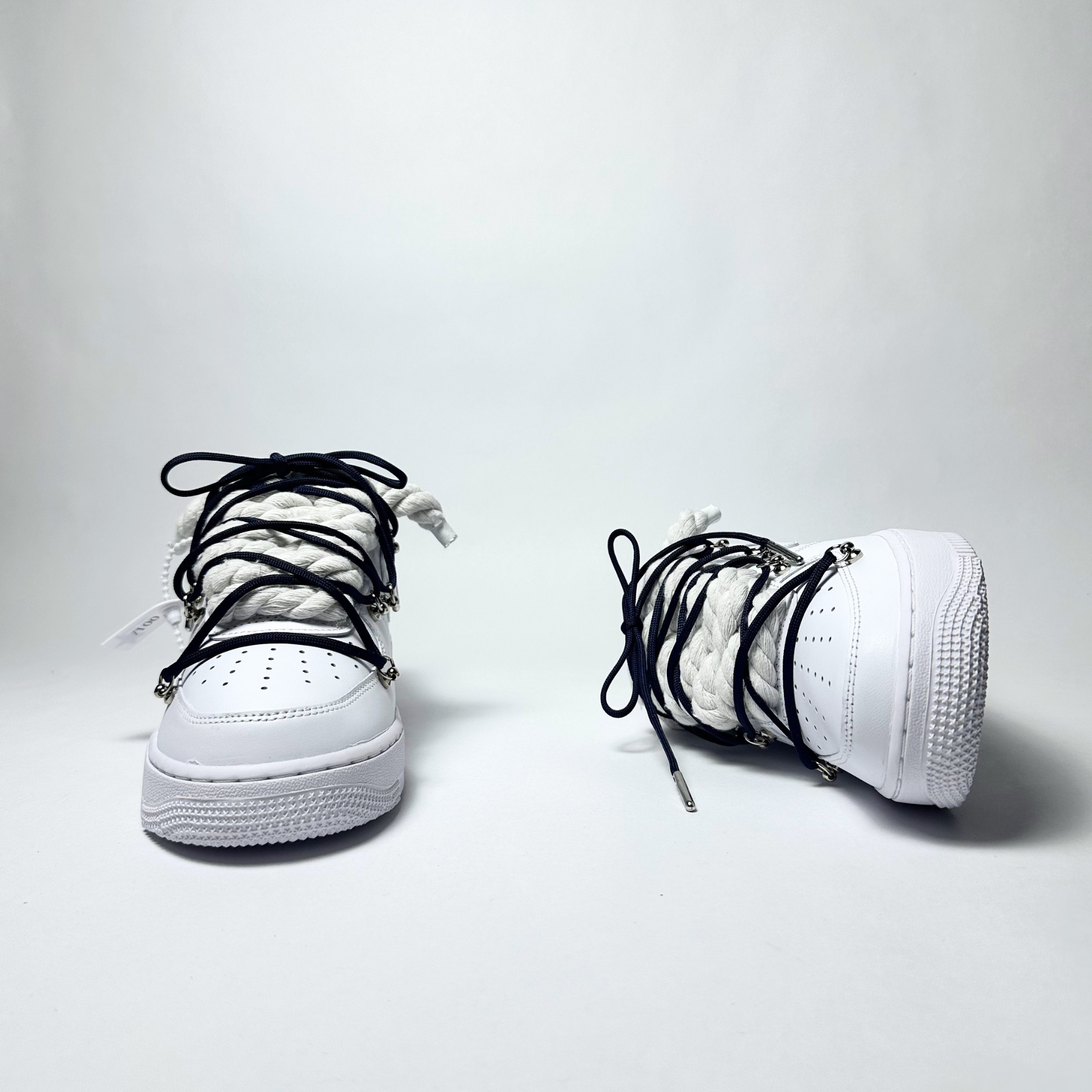 Nike Air Force 1 Custom bíle rope laces s tmavě modrými Over laces – pohled zepředu