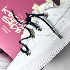 Nike Air Force 1 Custom bíle rope laces s tmavě modrými Over laces – pohled na patu