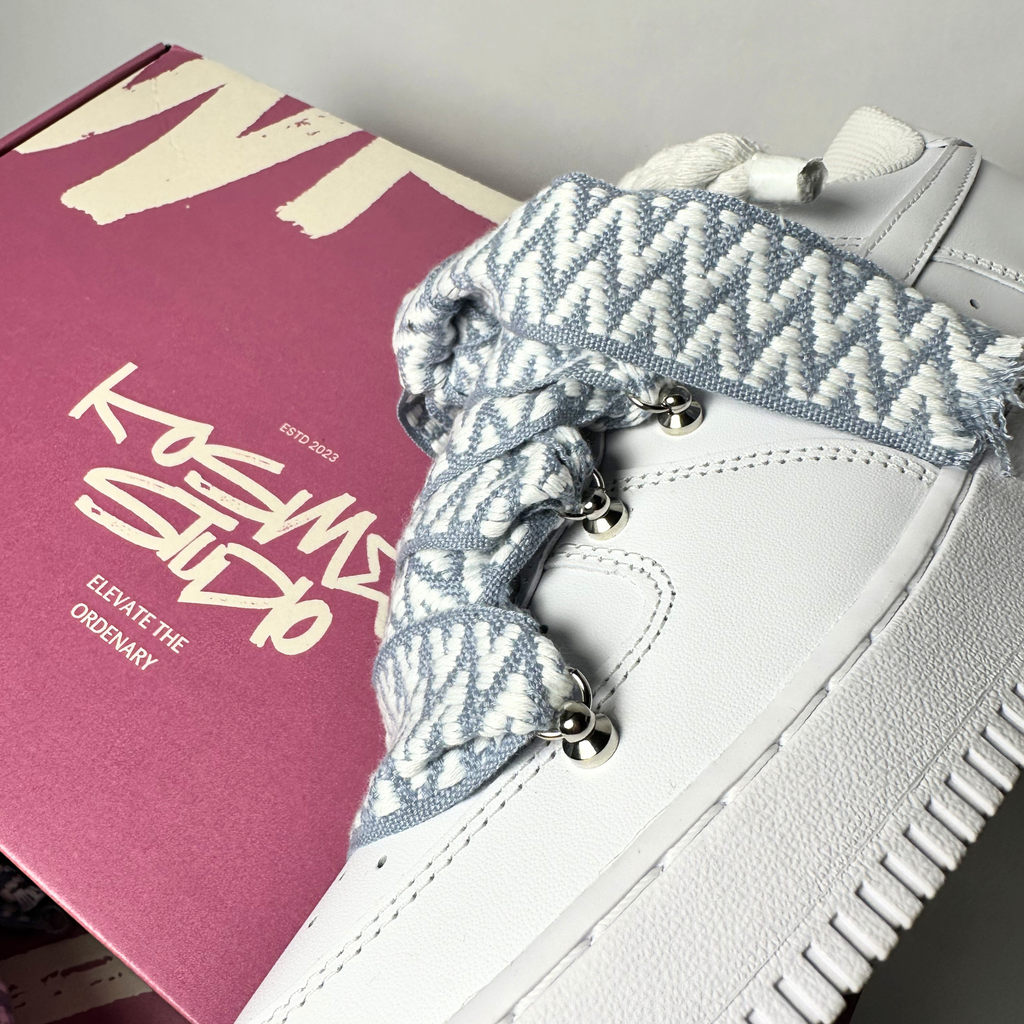 Nike Air Force 1 Custom bíle rope laces s světle modrými Over laces – pohled na patu