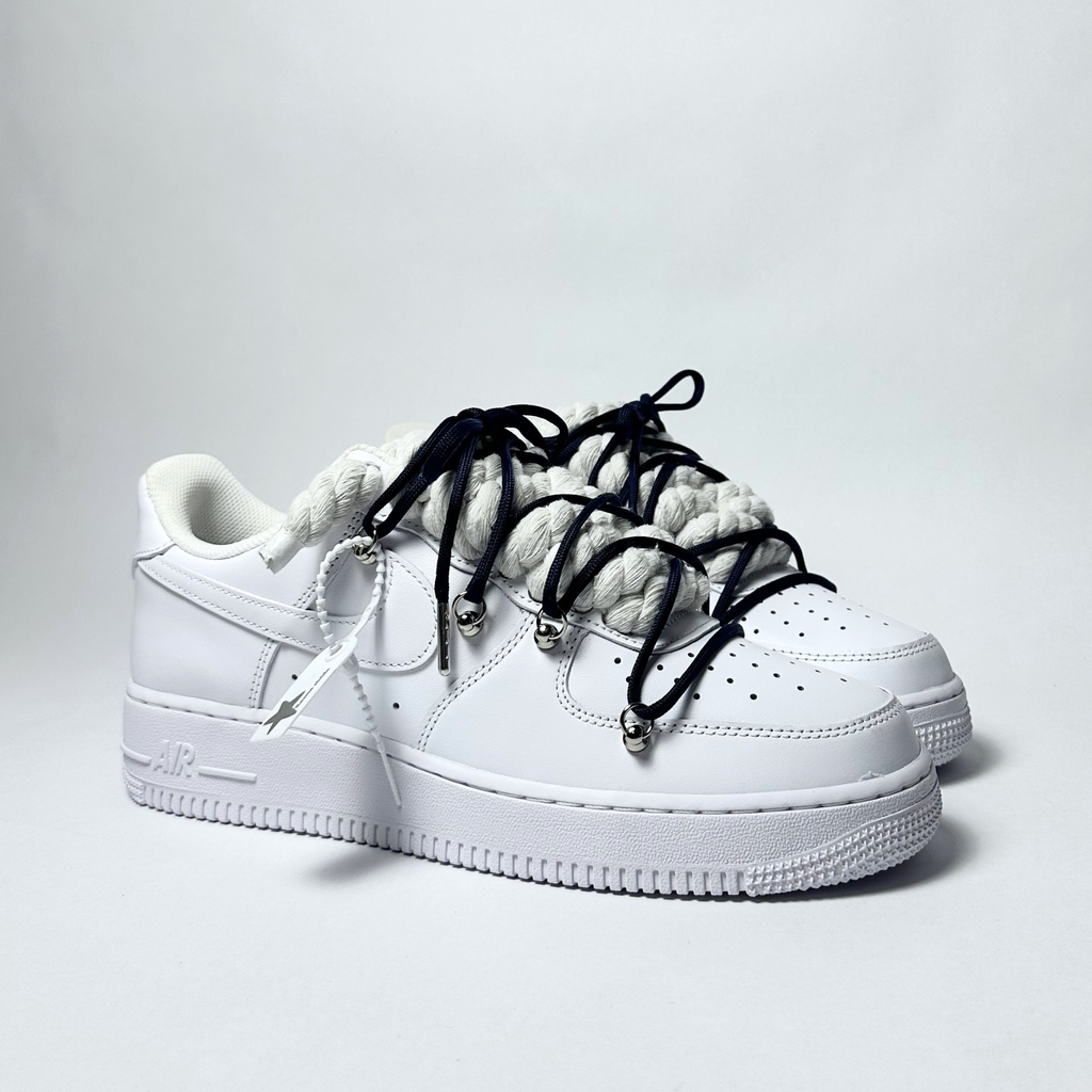Nike Air Force 1 Custom bíle rope laces s tmavě modrými Over laces – pohled ze strany