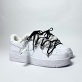 Nike Air Force 1 Custom bíle rope laces s tmavě modrými Over laces – pohled ze strany
