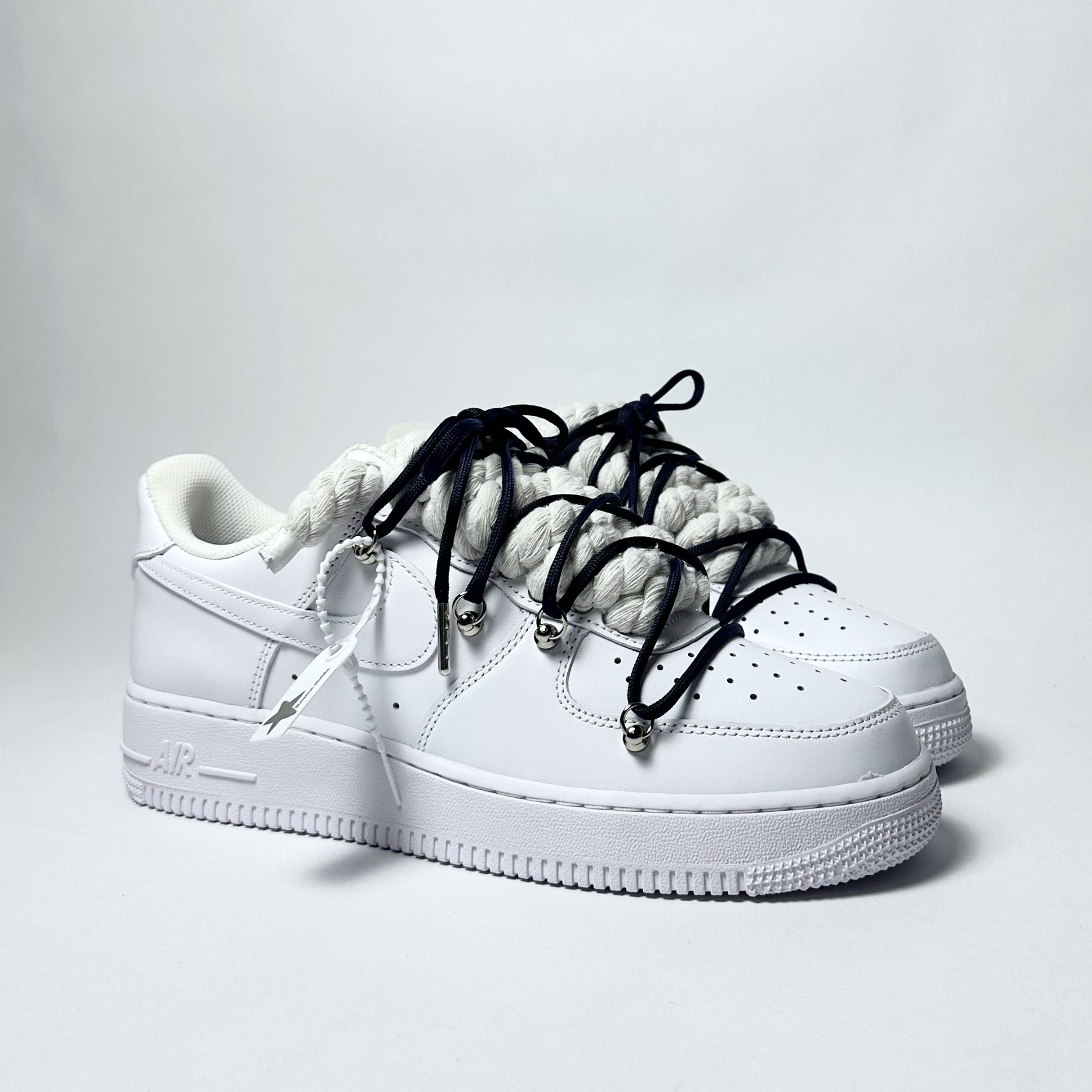 Nike Air Force 1 Custom bíle rope laces s tmavě modrými Over laces – pohled ze strany