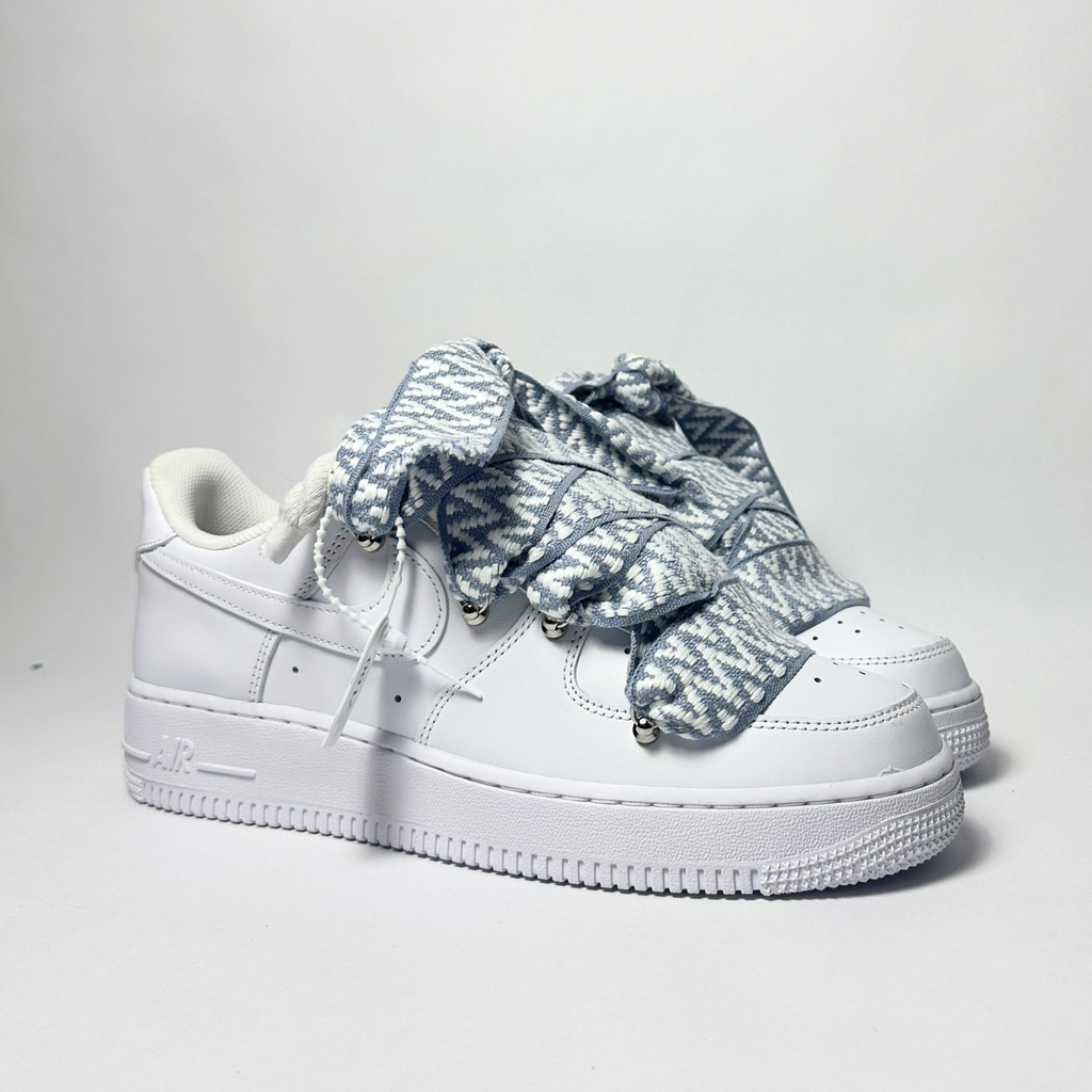 Nike Air Force 1 Custom bíle rope laces s světle modrými Over laces – pohled ze strany