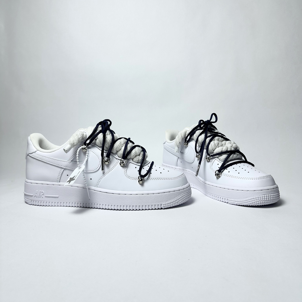 Nike Air Force 1 Custom bíle rope laces s tmavě modrými Over laces – pohled zezadu
