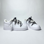 Nike Air Force 1 Custom bíle rope laces s tmavě modrými Over laces – pohled zezadu