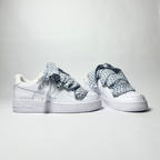 Nike Air Force 1 Custom bíle rope laces s světle modrými Over laces – pohled zezadu