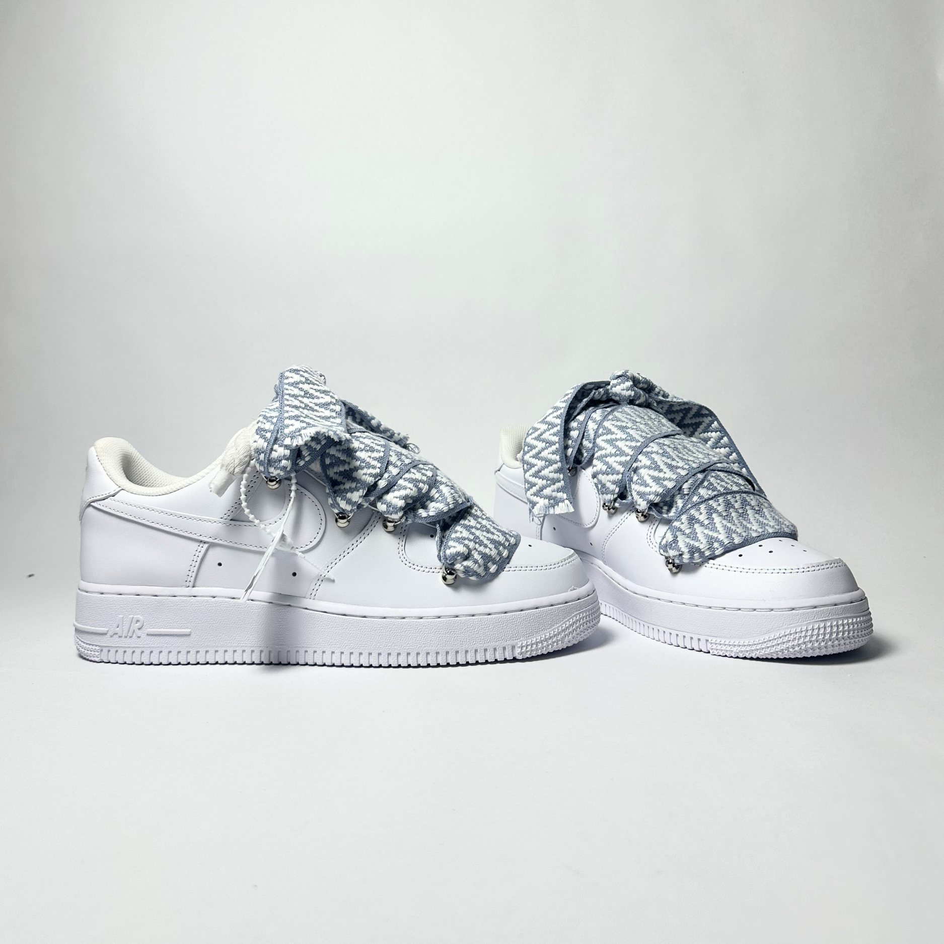 Nike Air Force 1 Custom bíle rope laces s světle modrými Over laces – pohled zezadu
