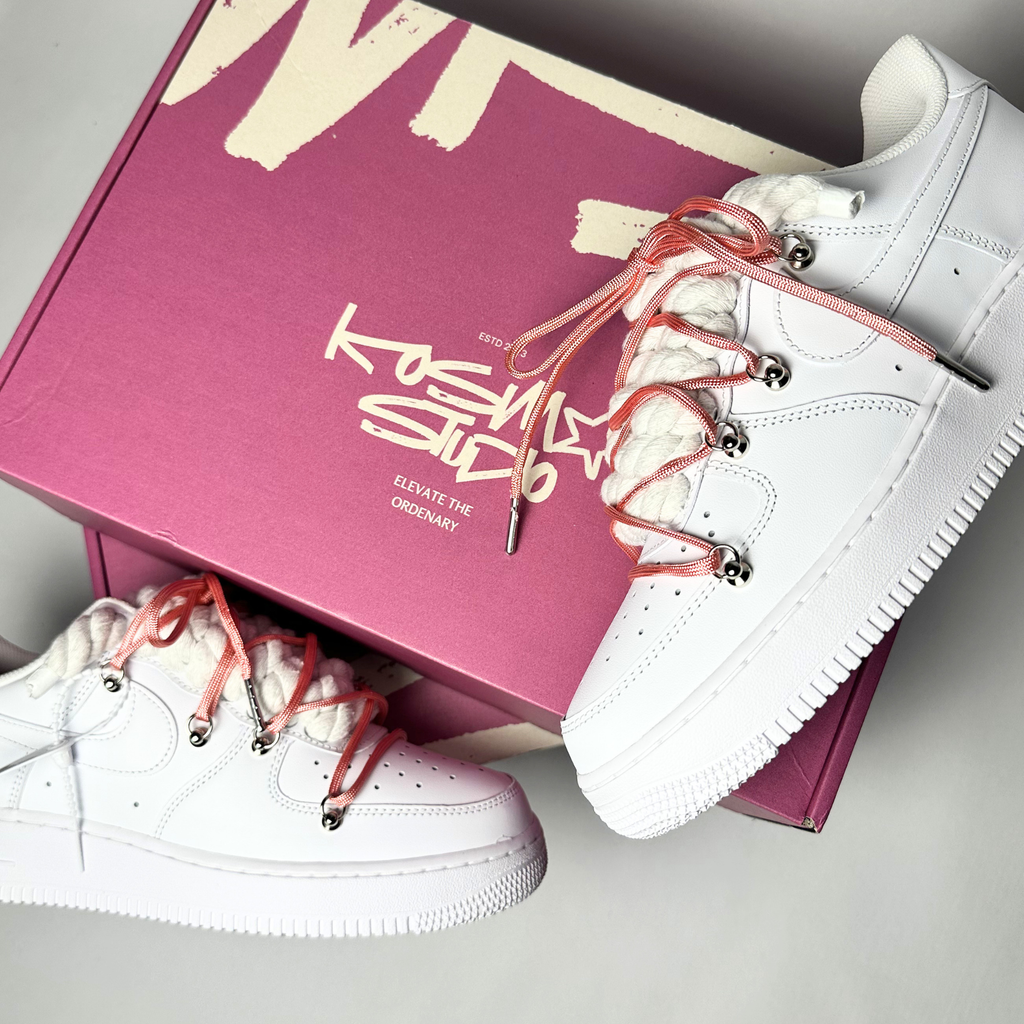 Nike Air Force 1 Custom bílé rope laces s růžovými Over laces – detail šněrování
