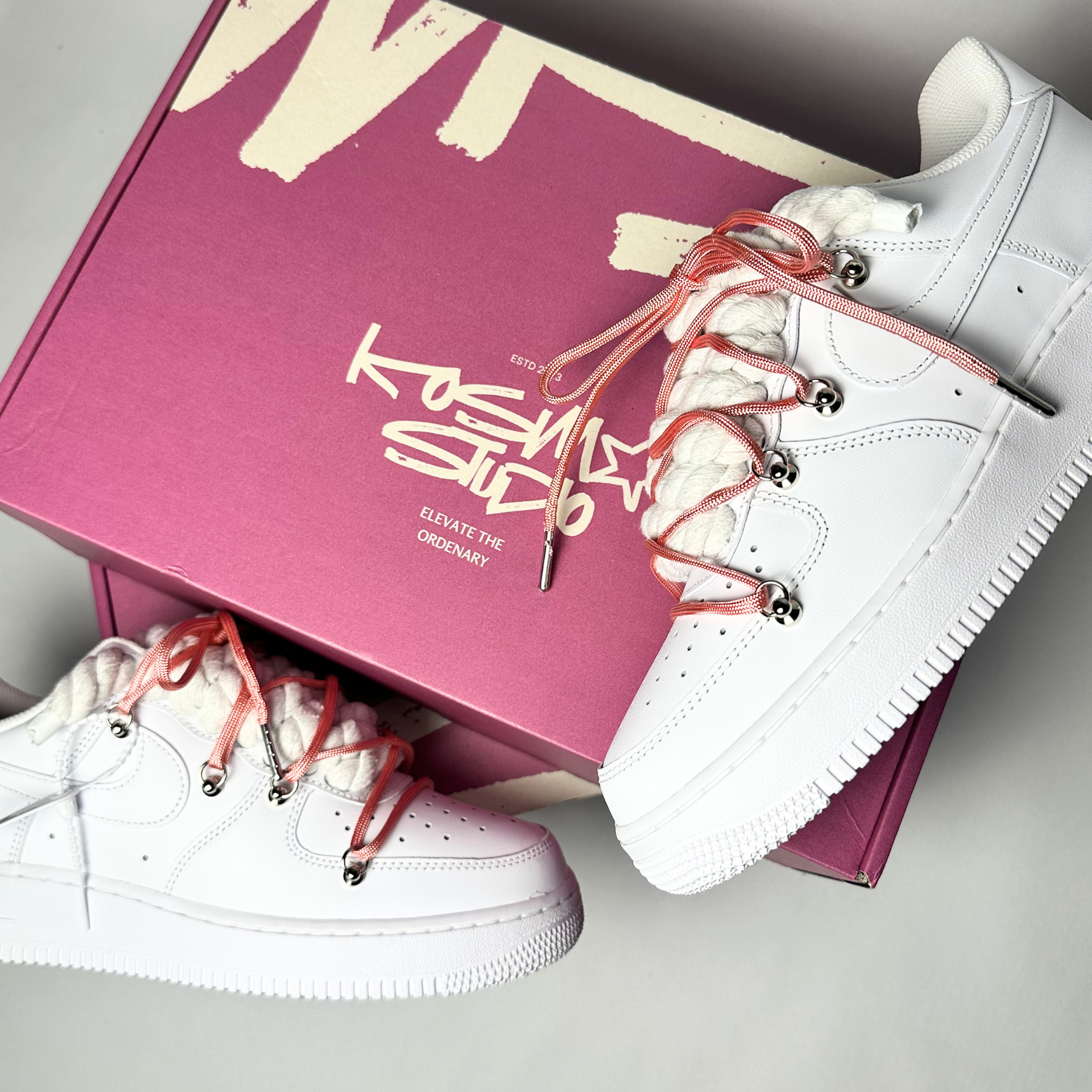 Nike Air Force 1 Custom bíle rope laces s růžovými Over laces – detail šněrování