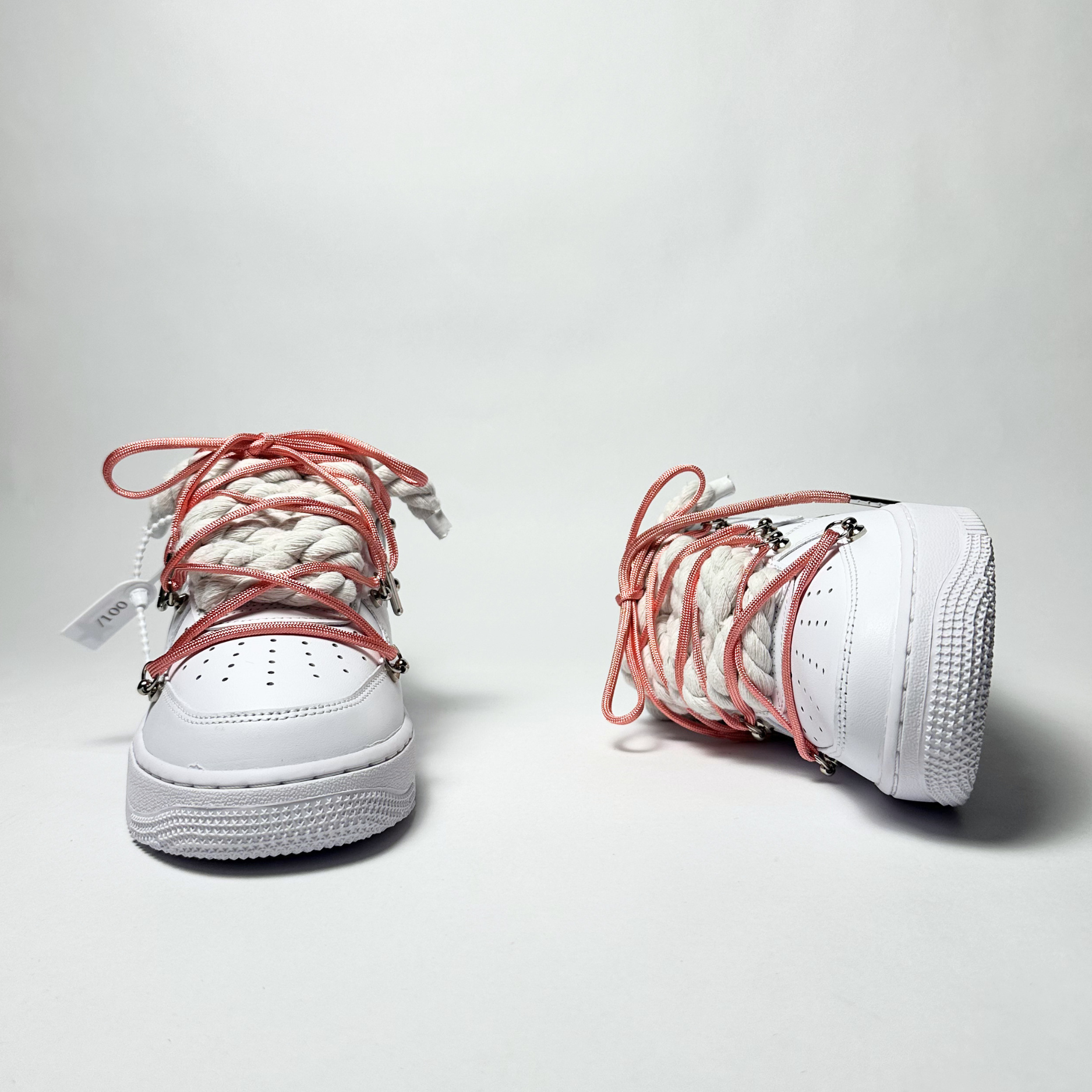 Nike Air Force 1 Custom bíle rope laces s růžovými Over laces – pohled zepředu