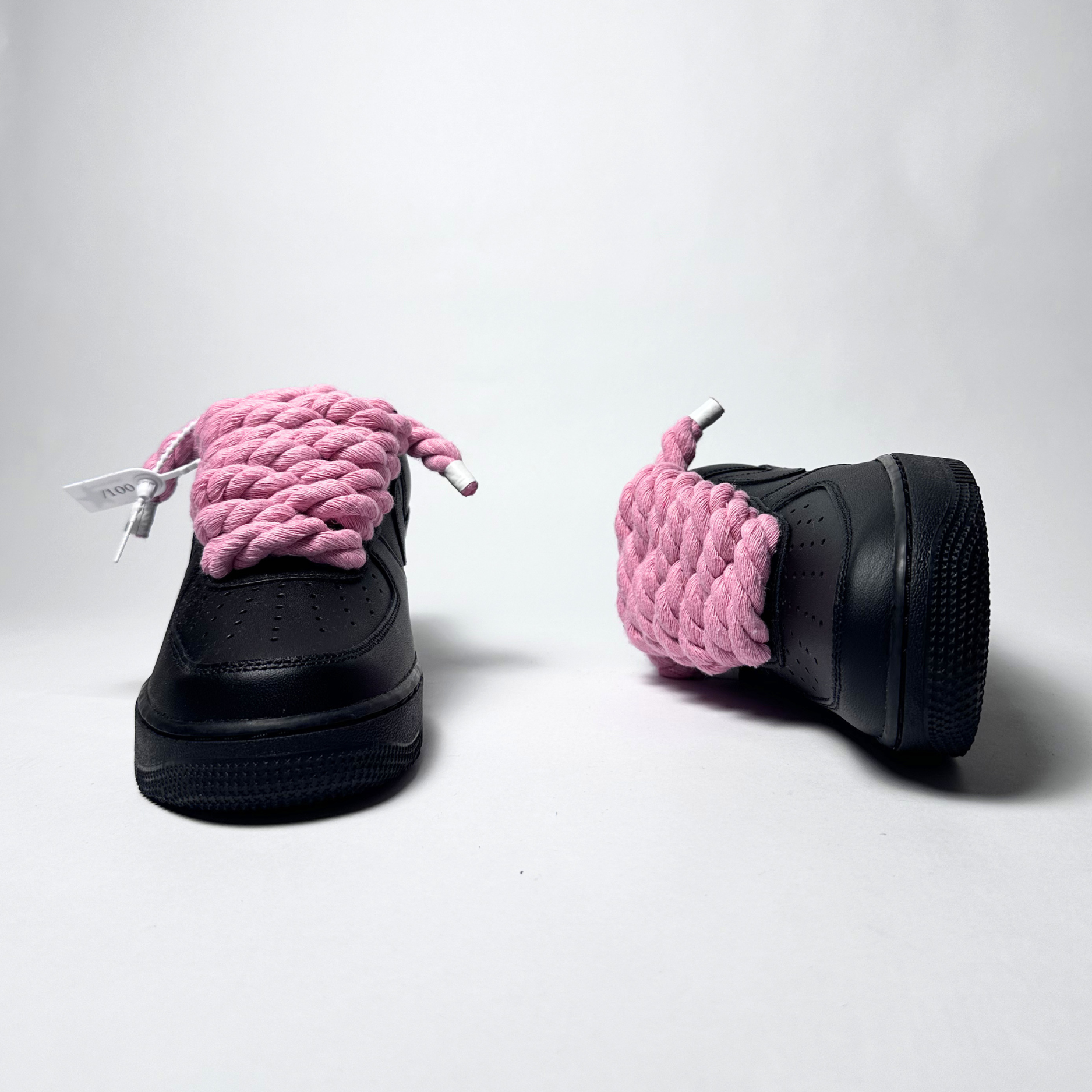 Nike Air Force 1 černé Custom růžové tlusté rope laces – pohled zepředu
