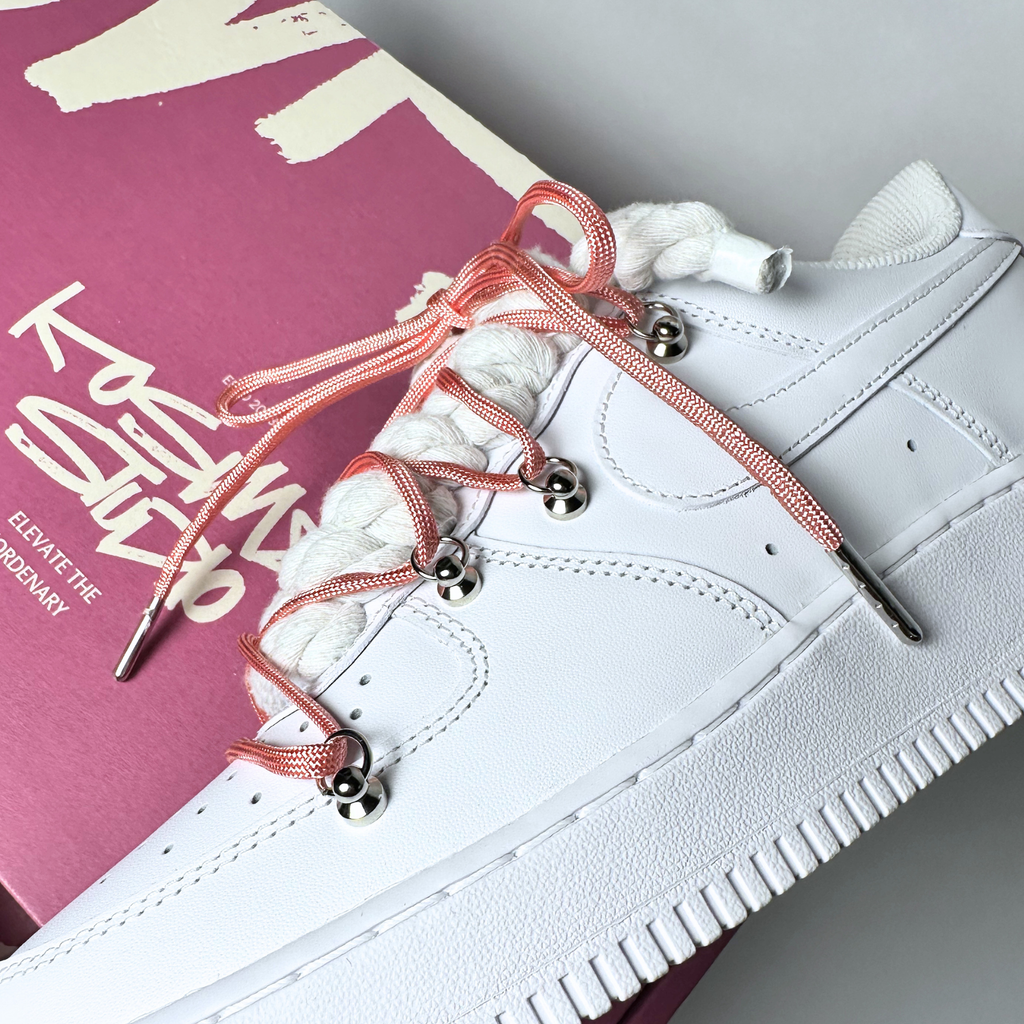 Nike Air Force 1 Custom bílé rope laces s růžovými Over laces – pohled na patu
