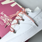Nike Air Force 1 Custom bílé rope laces s růžovými Over laces – pohled na patu